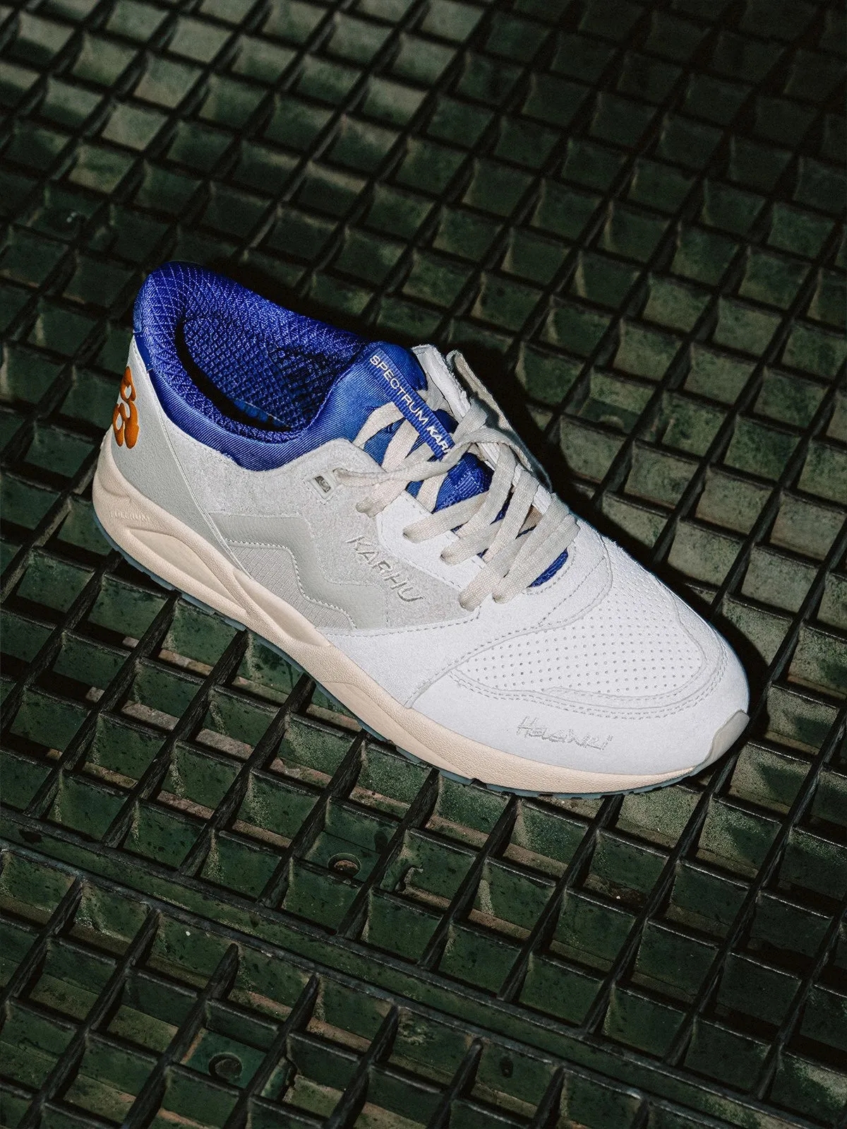 KARHU X SPECTRUM X EGS ARIA 95 - SILVER BIRCH / SPECTRUM BLUE